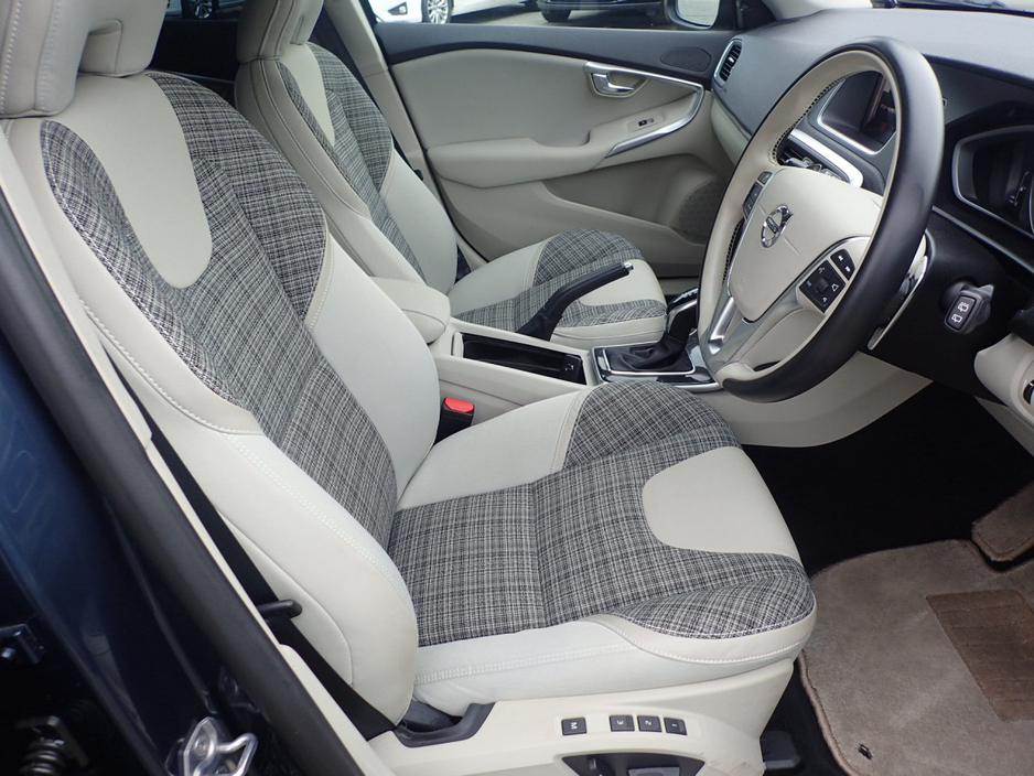 2019 Volvo V40 2.0 D4 SE LUXURY PLUS DIESEL AUTOMATIC // MASSIVE SPEC //  HALF HEATED LEATHER // REVERSING CAMERA // CRUISE CONTROL // LANE ASSIST // COLLISION WARNING SYSTEM // UPGRADED SPORT ALLOYS €19,950