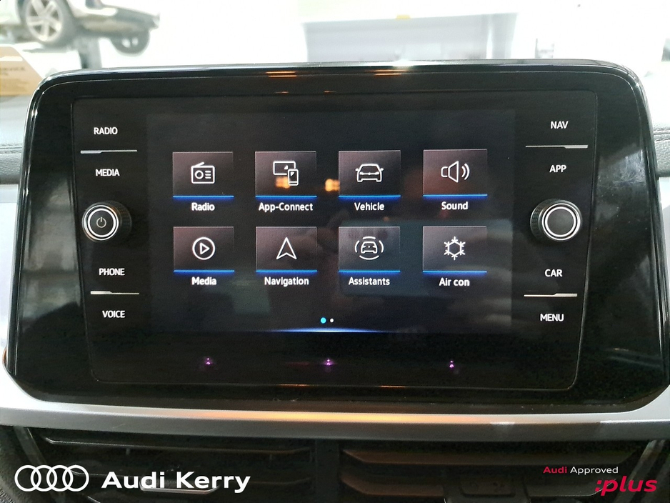 2023 Volkswagen T-Roc LIFE 2.0 TDI 116HP WITH HEATED SEATS AND REAR CAMERA €31,900