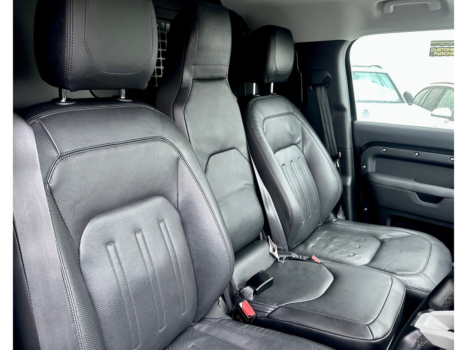 2022 Land Rover Defender ++LOW KM++ 3 SEATS / PLUS VAT €53,000