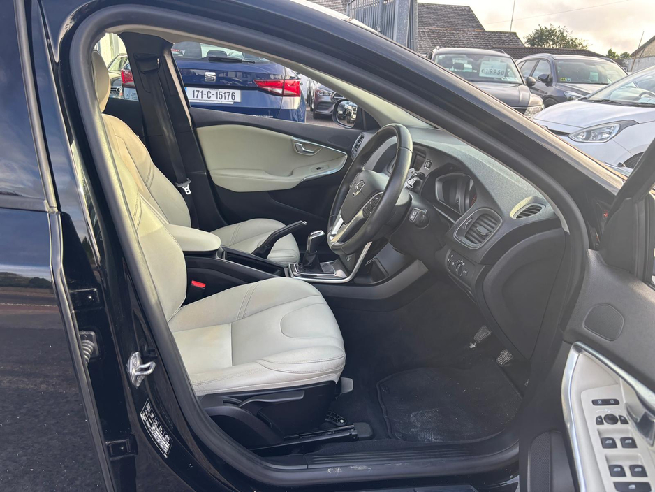 2018 Volvo V40 RESERVE  DEPOSIT  D2 MOMENTUM ED 5DR  ONE   OWNER   /  FULL  VOLVO  SERVICE  SERVICE  HISTORY