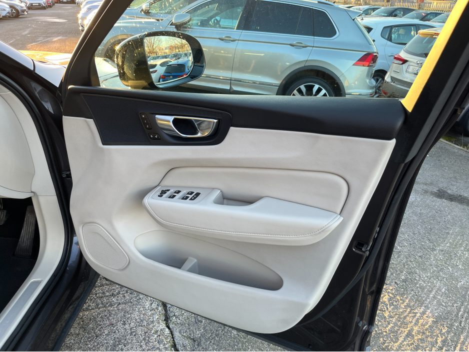 2023 Volvo XC60 T6 PHEV PLUS DARK AWD AUTOMATIC 2.0 PETROL //HIGH SPEC//PANORAMIC GLASS ROOF//360 PARKING CAMERAS//SAT NAV// €39,950