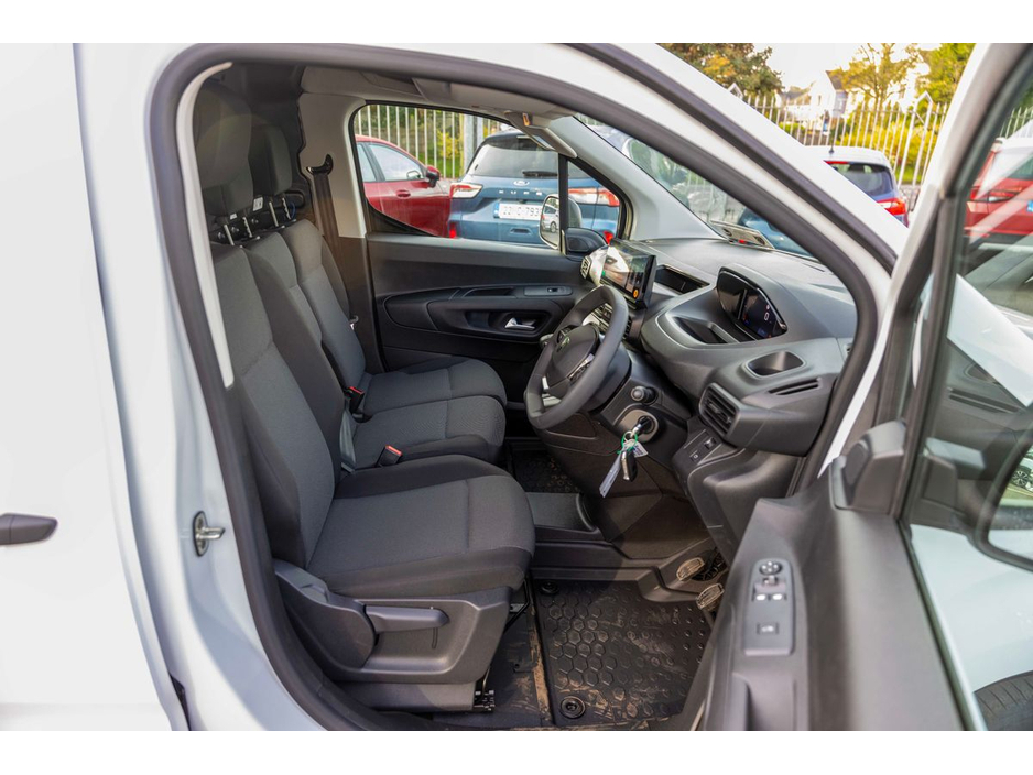 2025 Peugeot Partner PARTNER PROF PLUS 1.5 HDI 100 €22,725