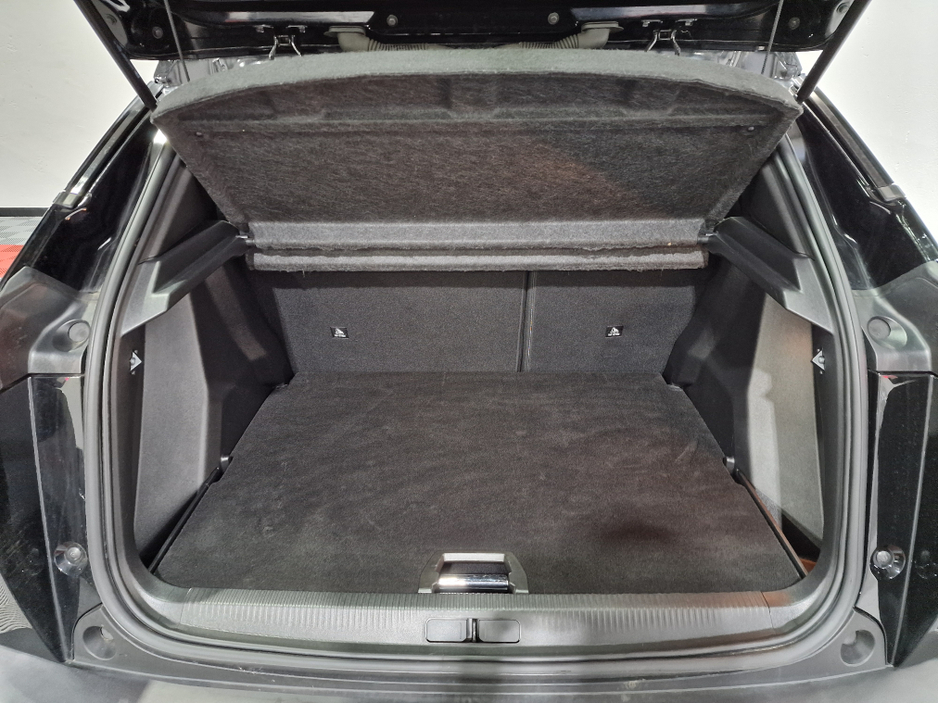 2024 Peugeot 2008 EV GT (50KWH BATTERY) AUTOMATIC **ONE OWNER / TOP SPEC / APPLE CARPLAY / CRUISE CONTROL / HALF LEATHER / KEYLESS ENTRY / REVERSE CAMERA / WIRELESS PHONE CHARGING / PEUGEOT WARRANTY 03|2027** €25,900