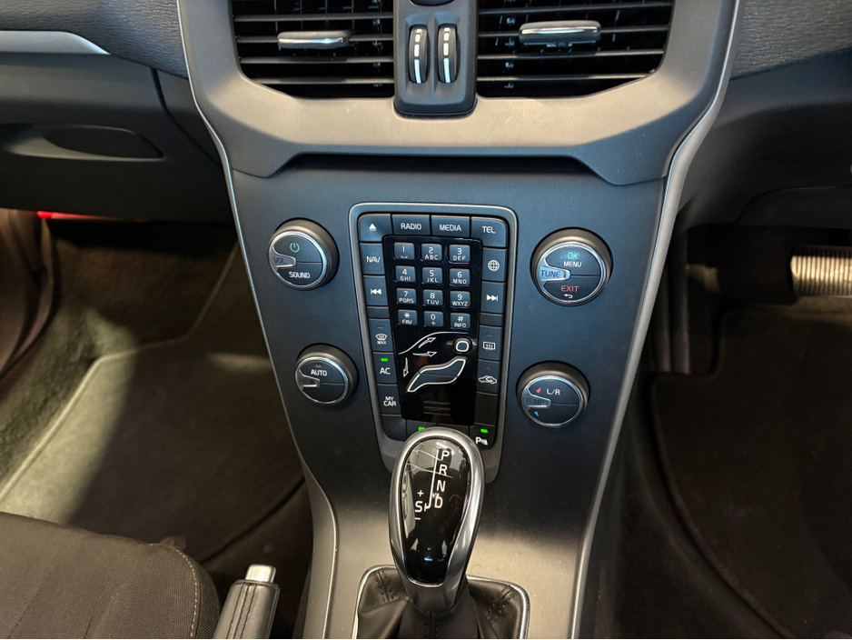 2015 Volvo V40 LOW KMS - AUTO - NEW NCT - REVERSE CAMERA €10,950