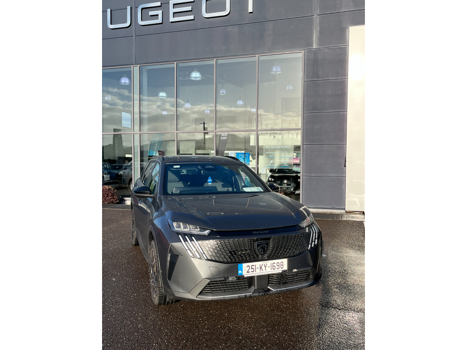 2025 Peugeot 5008 1.2 MHEV 145bhp E-DCS6 Allure €48,950