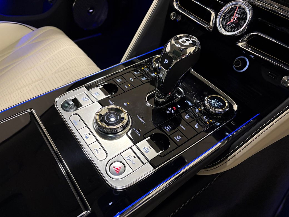 2025 Bentley Flying Spur 3.0 V6 E-HYBRID AZURE=AS NEW//HUGE SPEC=PAN ROOF//BALANCE OF BENTLEY WARRANTY=ONLY €150 ANNUAL ROAD TAX//TAILORED FINANCE PACKAGES AVAILABLE=TRADE INS €249,995