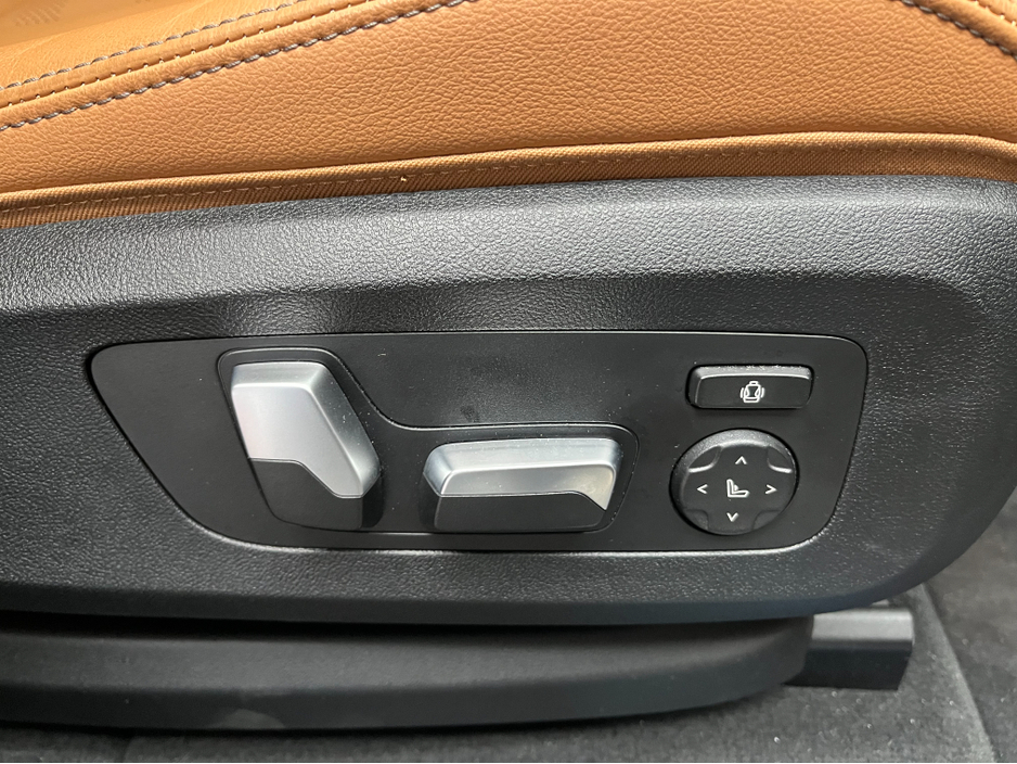 2022 BMW X5 ONLY 7K KMS! €59950! 2022 BMW X5 XDRIVE45E 3.0 AUTOMATIC / CRUISE CONTROL / 360° PARKING CAMERA / PANORAMIC SUNROOF / ELECTRIC MEMORY & HEATED SEATS €59,950