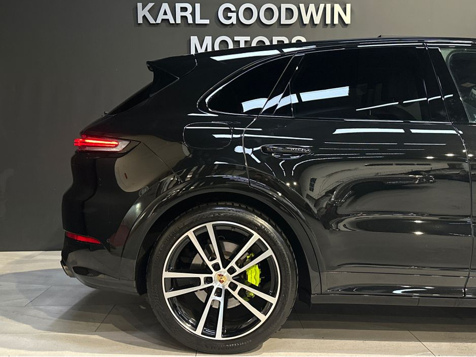 2024 Porsche Cayenne 3.0 V6 E-HYBRID MEGA  SPEC €109,950