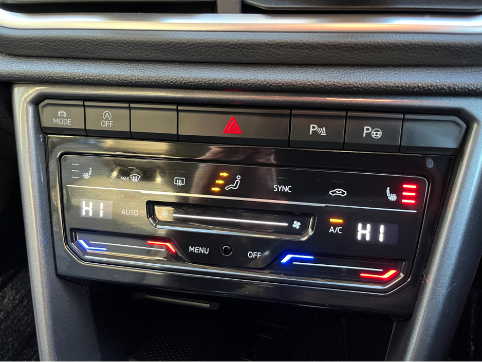 2023 Volkswagen T-Roc AUTOMATIC 2.0 DIESEL //MASSIVE SPEC//FULL LEATHER HEATED SEATS//PANORAMIC GLASS ROOF//LOW MILES// €31,950