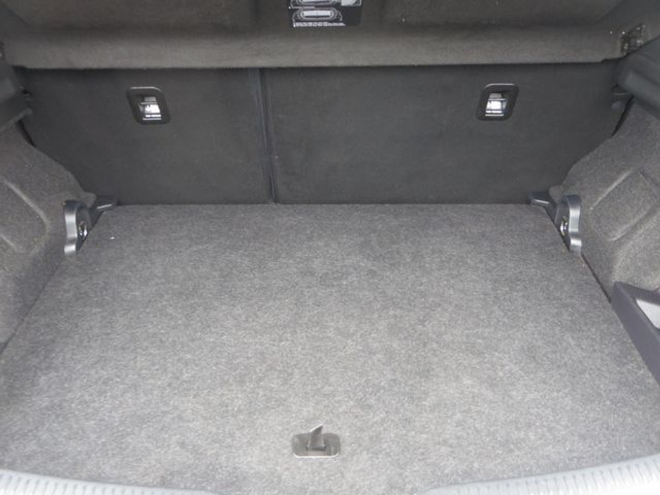 2015 Toyota Auris 1.8 HYBRID 5DR LUX €10,950