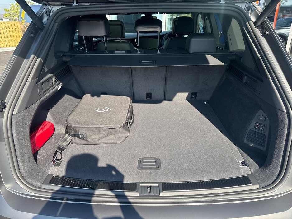 2025 Volkswagen Touareg 3.0 TSI PHEV 462HP R €115,975