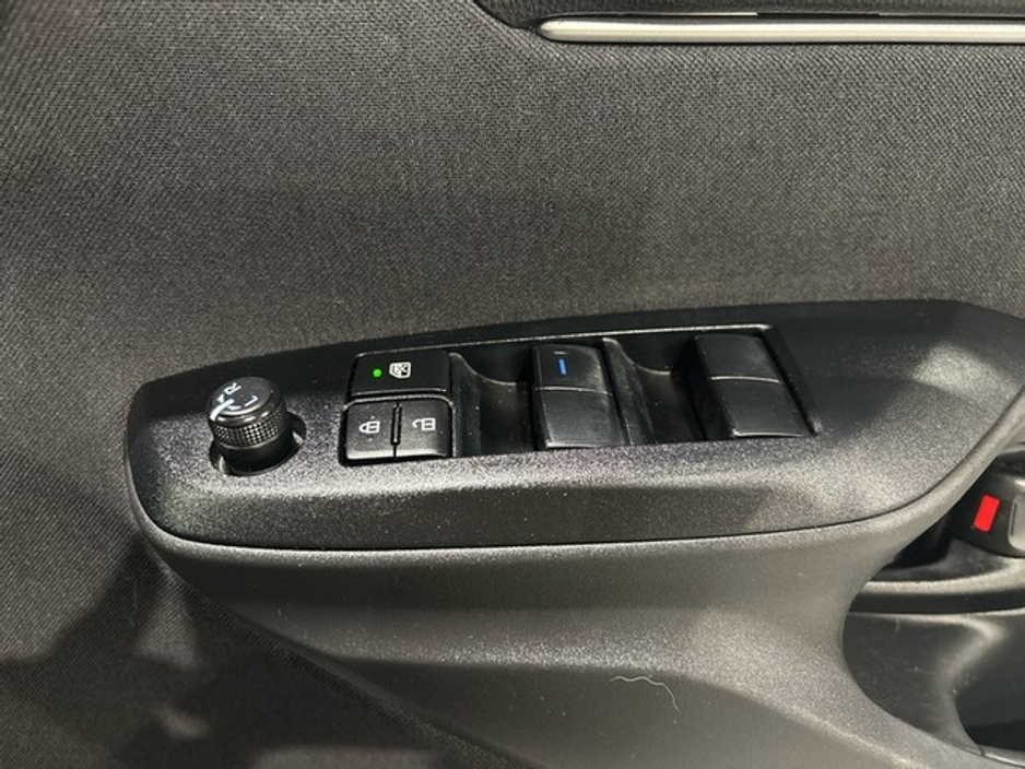 2023 Toyota Yaris Cross LUNA SPORT BI-TONE HYBRID AUTO €28,950