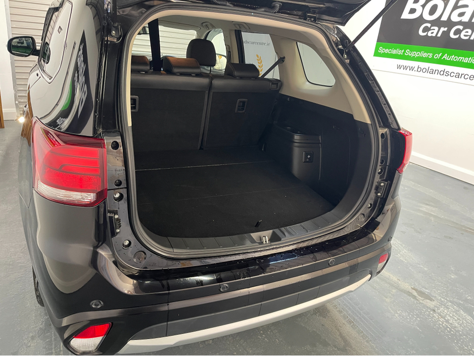 2017 Mitsubishi Outlander HYBRID 2.0 PHEV AUTOMATIC 5DR MODEL  www.bolandscarcentre.ie €17,900