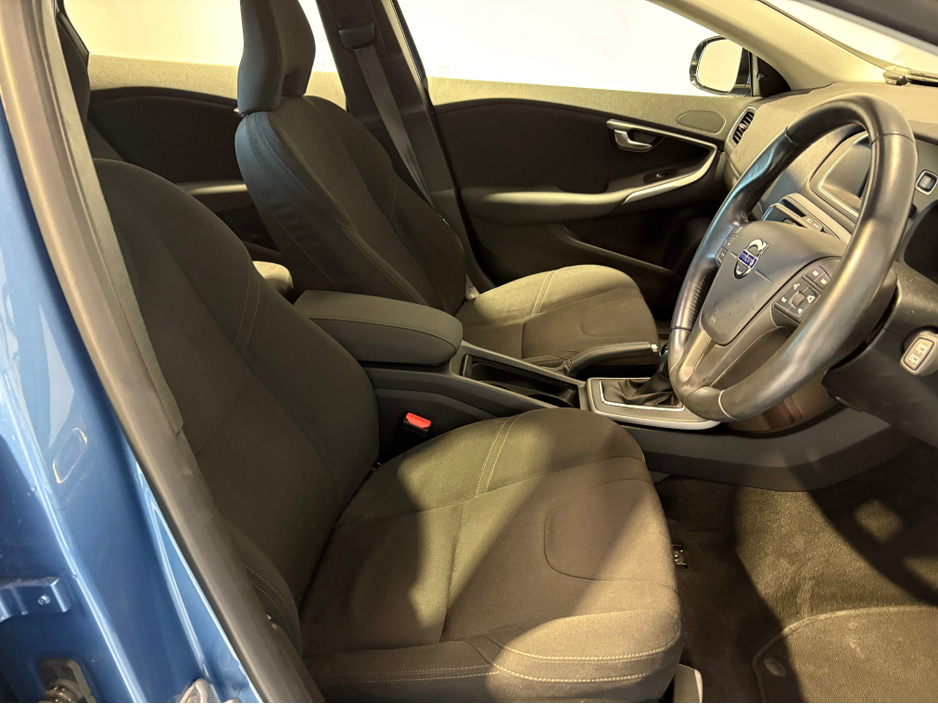 2015 Volvo V40 LOW KMS - AUTO - NEW NCT - REVERSE CAMERA €10,950