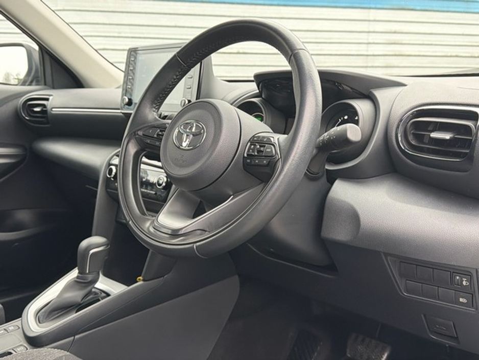 2023 Toyota Yaris Cross LUNA HYBRID AUTOMATIC // REAR CAMERA // AIR CON // SMART ENTRY/SMART START // TOYOTA SAFETY SENSE // FULL WARRANTY €27,445