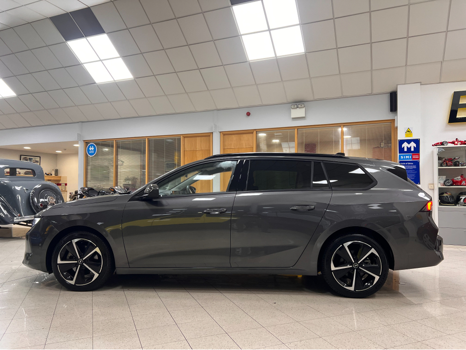 2024 Opel Astra As New (242) AUTOMATIC DIESEL Sports Tourer ELEGANCE As New Tint Kms Superb Value www.bolands.ie Est.1955 €30,750