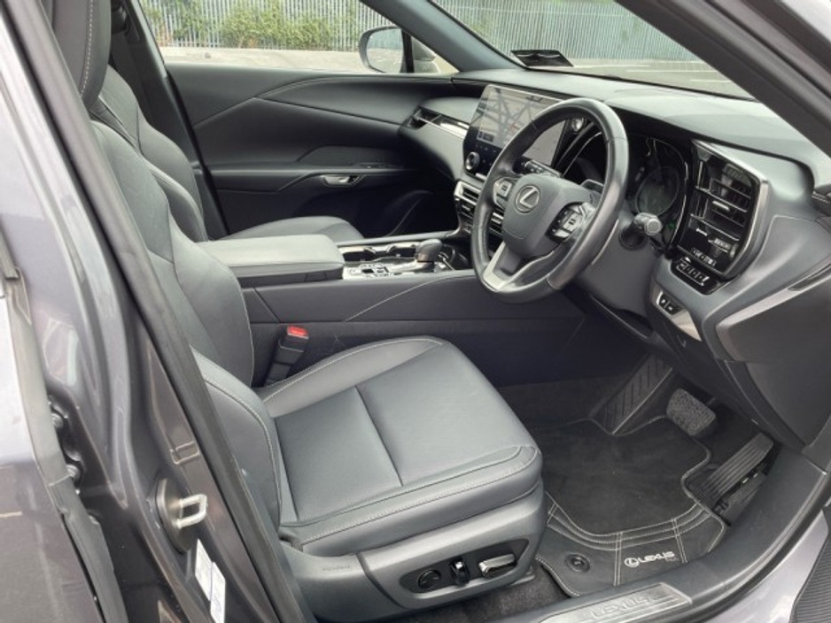 2023 Lexus RX 450h+ Plug-in Hybrid Luxury AWD // Remote Central Locking // Heated Mirrors // Power Folding Mirrors // USB Connection // Apple Carplay €74,945