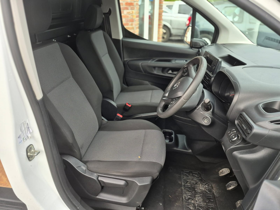 2021 Opel Combo Van L2H1 Spec fully plylined in rear with side loding door and double opening rear doors new CRVT test trade in wanted €12,750