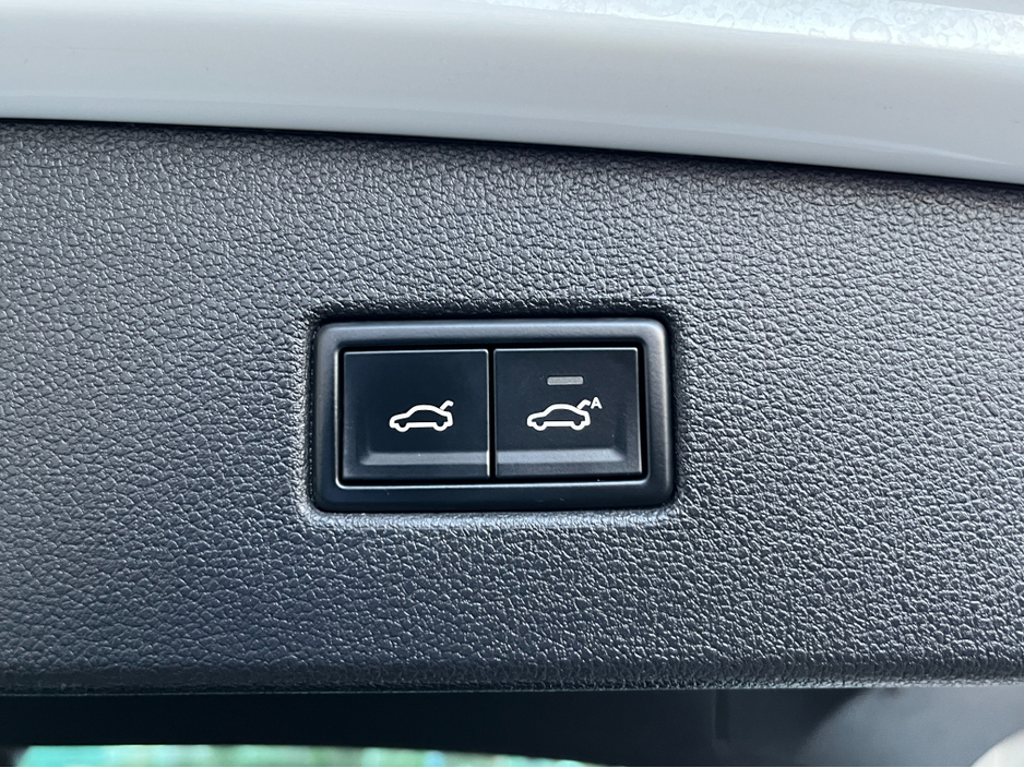 2018 Volkswagen Tiguan R-LINE 4 MOTION AUTOMATIC 2.0 DIESEL //MASSIVE SPEC//FULL LEATHER//HEAD UP DISPLAY//HEATED SEATS//360 PARKING CAMERAS// €29,950