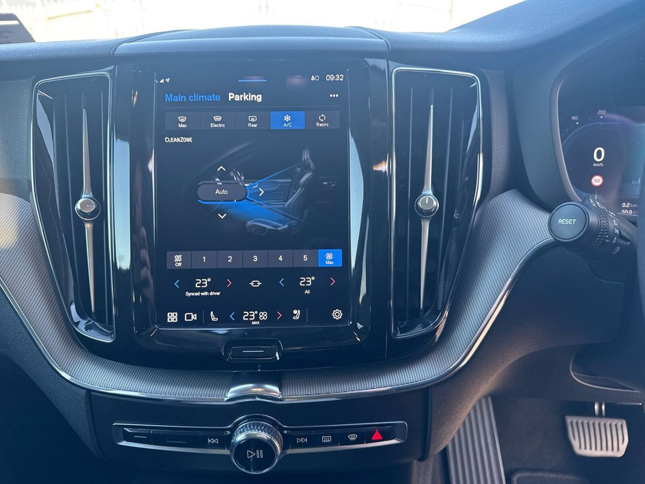 2023 Volvo XC60 T6 PHEV 350hp AT8 Plus (dark theme) €44,975