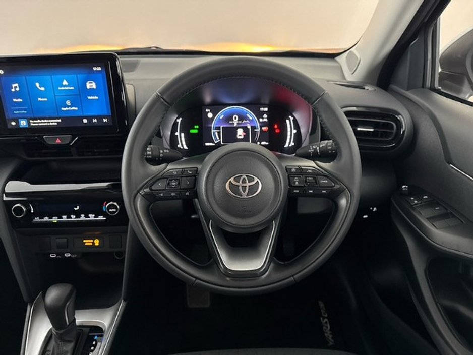 2025 Toyota Yaris Cross Luna Hybrid *Pearl White* €30,950