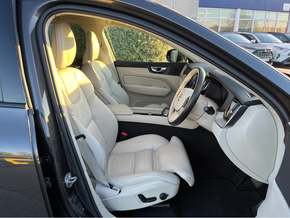 2023 Volvo XC60 T6 PHEV PLUS DARK AWD AUTOMATIC 2.0 PETROL //HIGH SPEC//PANORAMIC GLASS ROOF//360 PARKING CAMERAS//SAT NAV// €39,950