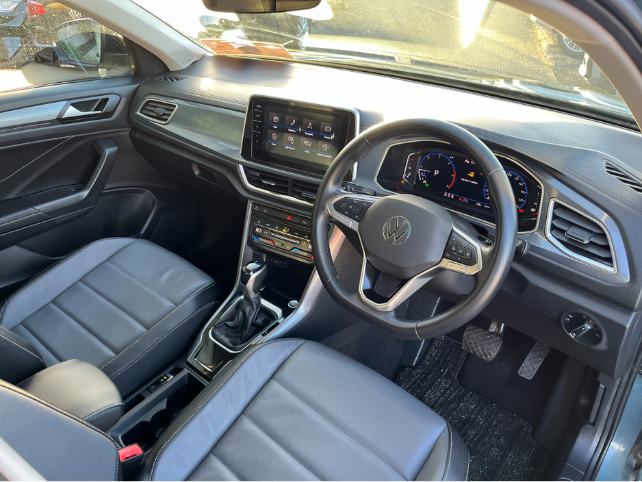 2023 Volkswagen T-Roc AUTOMATIC 2.0 DIESEL //MASSIVE SPEC//FULL LEATHER HEATED SEATS//PANORAMIC GLASS ROOF//LOW MILES// €31,950