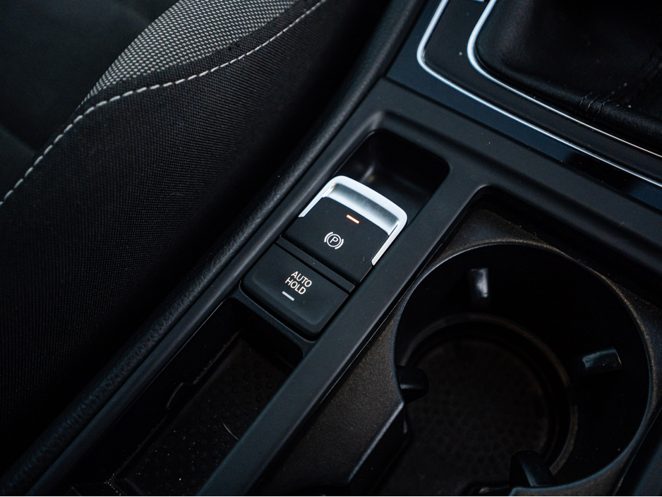 2017 Volkswagen Golf 172 Golf 1.0tsi HIGHLINE/FSH/High spec/1yr warrant €16,888