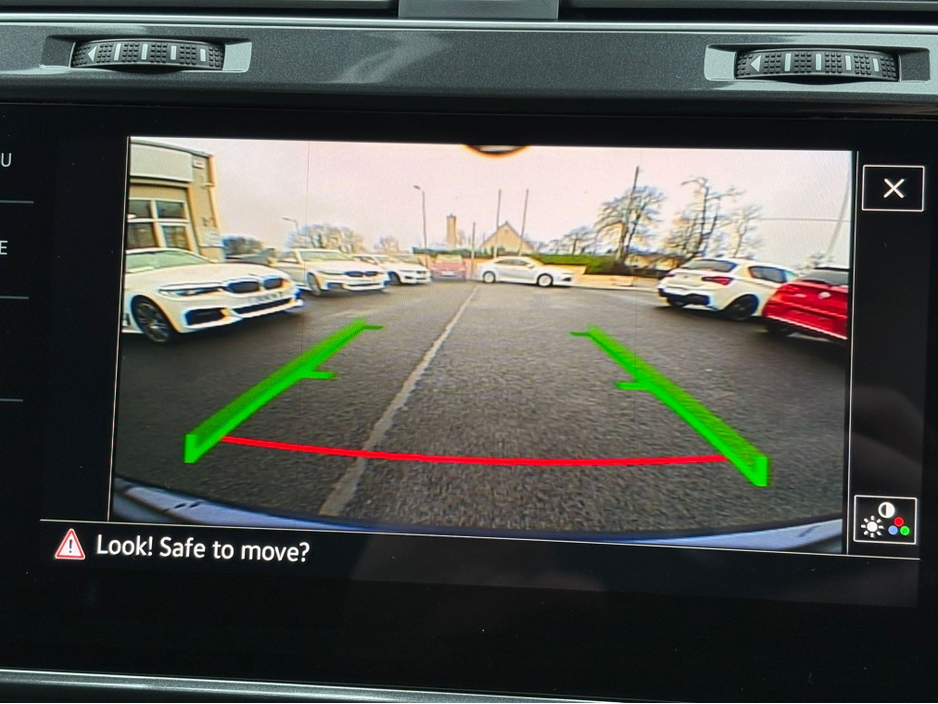 2018 Volkswagen Golf COMFORTLINE 1.2 AUTOMATIC * REAR VIEW CAMERA, AUTO LIGHTS, ADAPTIVE CRUISE CONTROL, POWERED FOLDING HEATED MIRRORS, LUMBAR SUPPORT, 2 KEYS, TOUCH SCREEN RADIO, MULTIFUNCTION STEERING WHEEL* €18,950