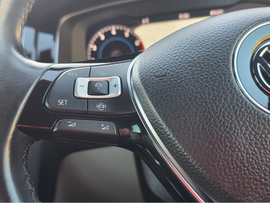 2019 Volkswagen Golf FULL CREAM LEATHER SEATS  ELECTRIC HEATED SEATS SAT NAV PACK - VIRTUAL CLOCKS -REVERSE CAMERA - NAVIGATION - CARPLAY - ANDROID AUTO- BLIND SPOT REAR TRAFFIC ASSIST - DISCOVER PRO €21,950