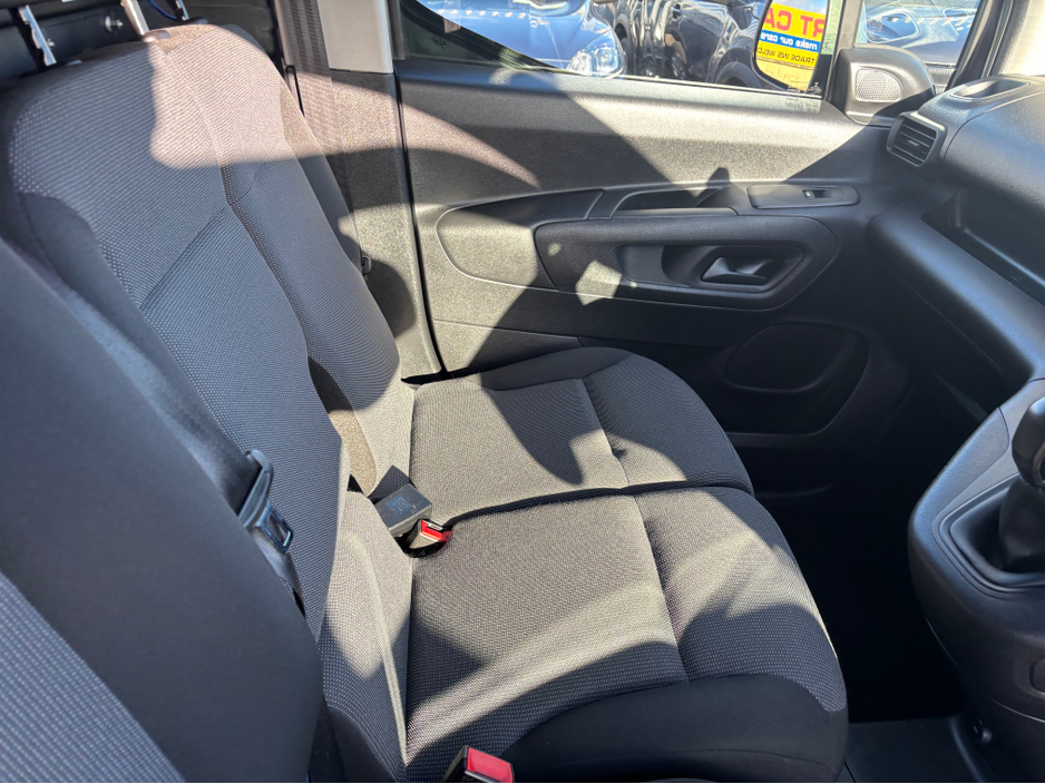 2021 Opel Combo 1.5 3 Seater price is €10406 plus vat €10,406