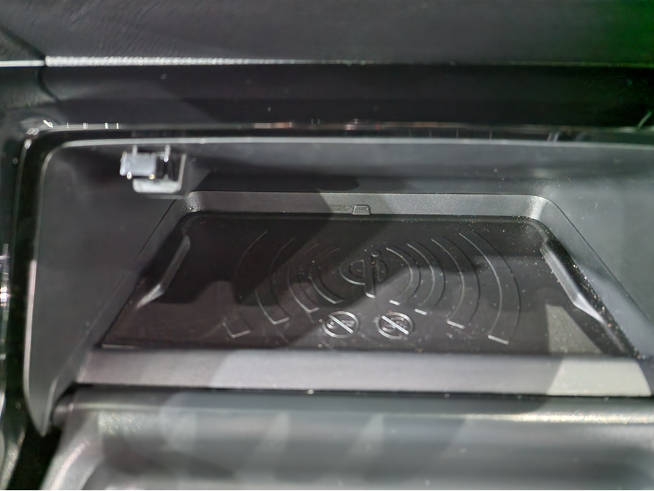 2024 Peugeot 2008 EV GT (50KWH BATTERY) AUTOMATIC **ONE OWNER / TOP SPEC / APPLE CARPLAY / CRUISE CONTROL / HALF LEATHER / KEYLESS ENTRY / REVERSE CAMERA / WIRELESS PHONE CHARGING / PEUGEOT WARRANTY 03|2027** €25,900