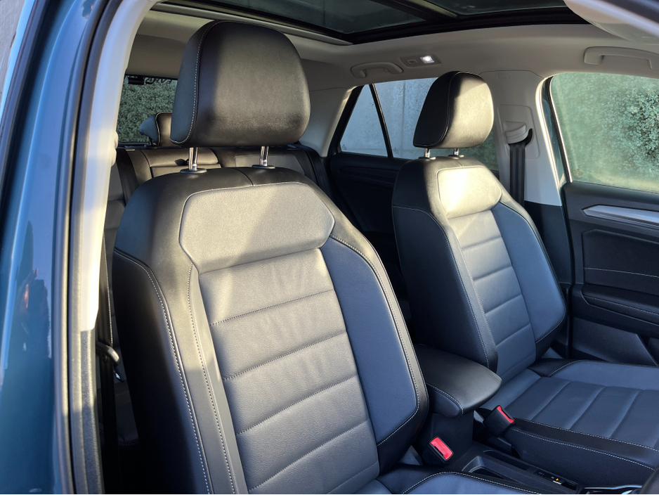 2023 Volkswagen T-Roc AUTOMATIC 2.0 DIESEL //MASSIVE SPEC//FULL LEATHER HEATED SEATS//PANORAMIC GLASS ROOF//LOW MILES// €31,950