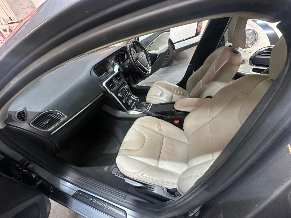 2019 Volvo V40 D3 (150hp) Momentum Edition Geartronic €15,888