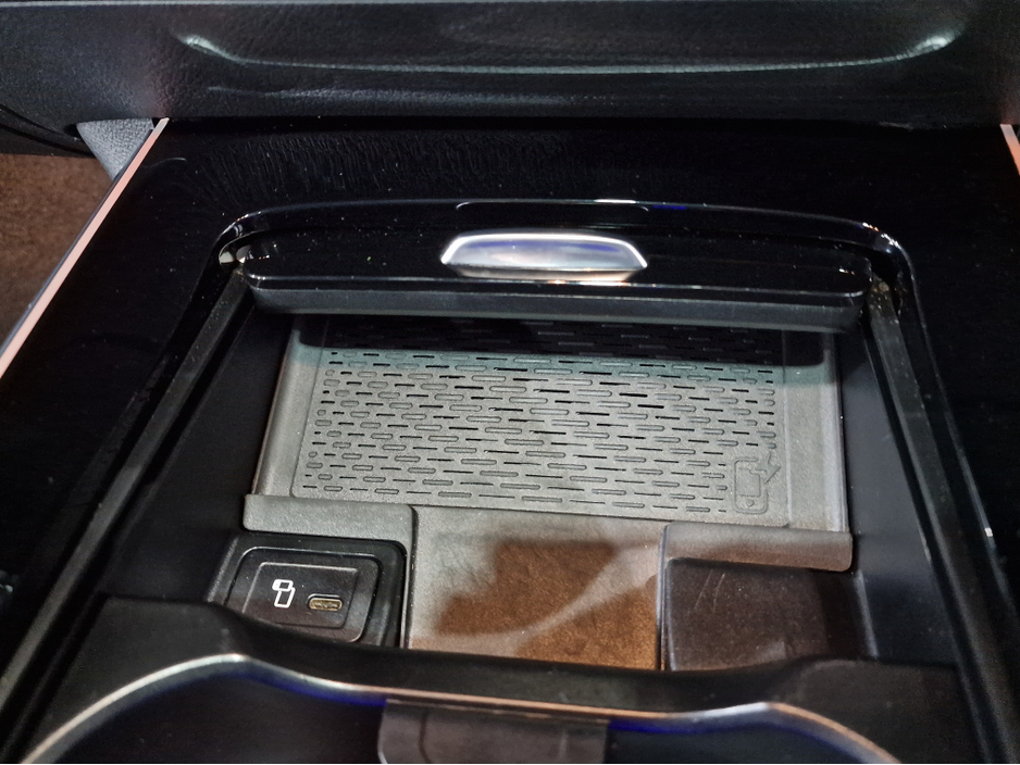 2023 Mercedes-Benz EQB 300 AMG LINE PREMIUM (PAN ROOF / 7 SEATER) 4MATIC AUTOMATIC **ONE OWNER / APPLE CARPLAY / BLIND SPOT ASSIST / ELECTRIC SUNROOF / ELECTRIC BOOTLID / REVERSE CAMERA / WIRELESS PHONE CHARGING** €39,900