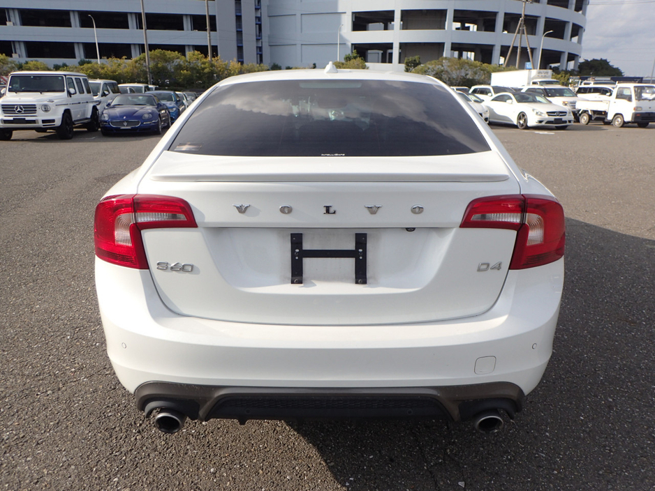 2016 Volvo S60 2.0 D4 R DESIGN PLUS DIESEL AUTOMATIC // TINY KMS // MASSIVE SPEC //  FULL HEATED LEATHER // REVERSING CAMERA // CRUISE CONTROL // LANE ASSIST // COLLISION WARNING SYSTEM // UPGRADED SPORT ALLOYS €17,950