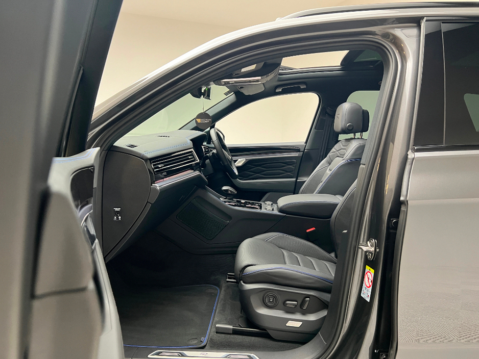 2025 Volkswagen Touareg R V6 3.0 TSI PHEV 462HP €89,990