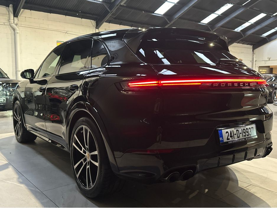 2024 Porsche Cayenne 3.0 V6 E-HYBRID MEGA  SPEC €109,950
