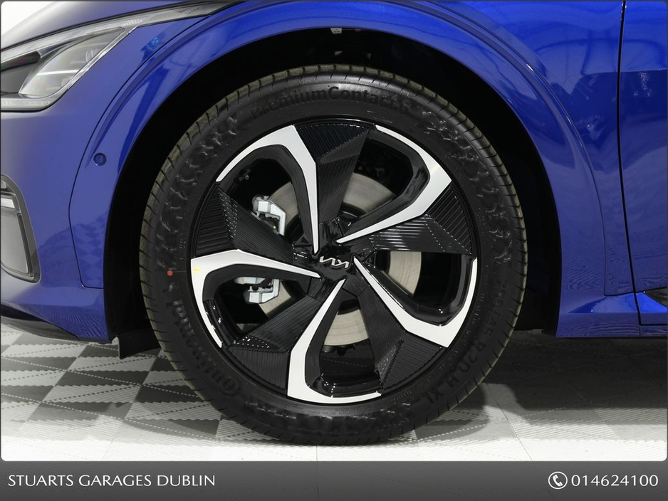 2022 Kia EV6 EV6 GT LINE: YACHT BLUE METALLIC, BLACK AND IVORY ALCANTARA INTERIOR, SUNROOF, 360 CAMERAS, WIRELESS CHARGING, HEADS UP DISPLAY €31,945