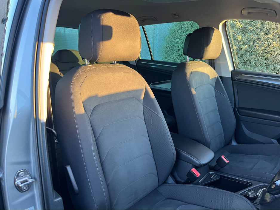 2019 Volkswagen Tiguan HIGHLINE 4MOTION AUTOMATIC 2.0 DIESEL //HIGH SPEC//360 PARKING CAMERAS//FRONT AND REAR HEATED SEATS//POWER TAILGATE//HEAD UP DISPLAY//