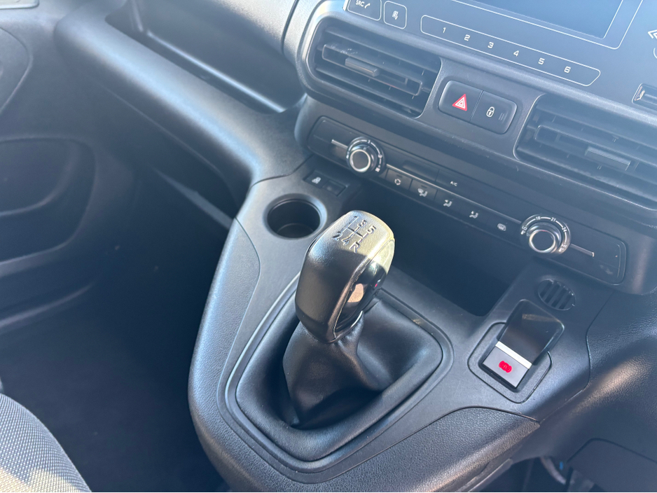 2021 Opel Combo 1.5 3 Seater price is €10406 plus vat €10,406