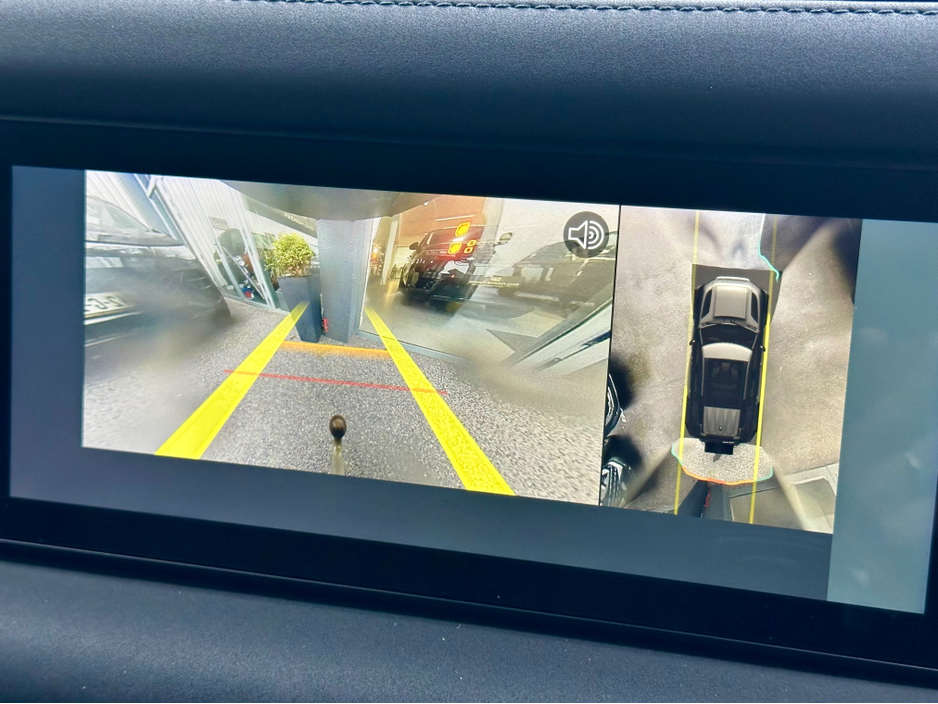 2022 Land Rover Defender ++LOW KM++ 3 SEATS / PLUS VAT €53,000