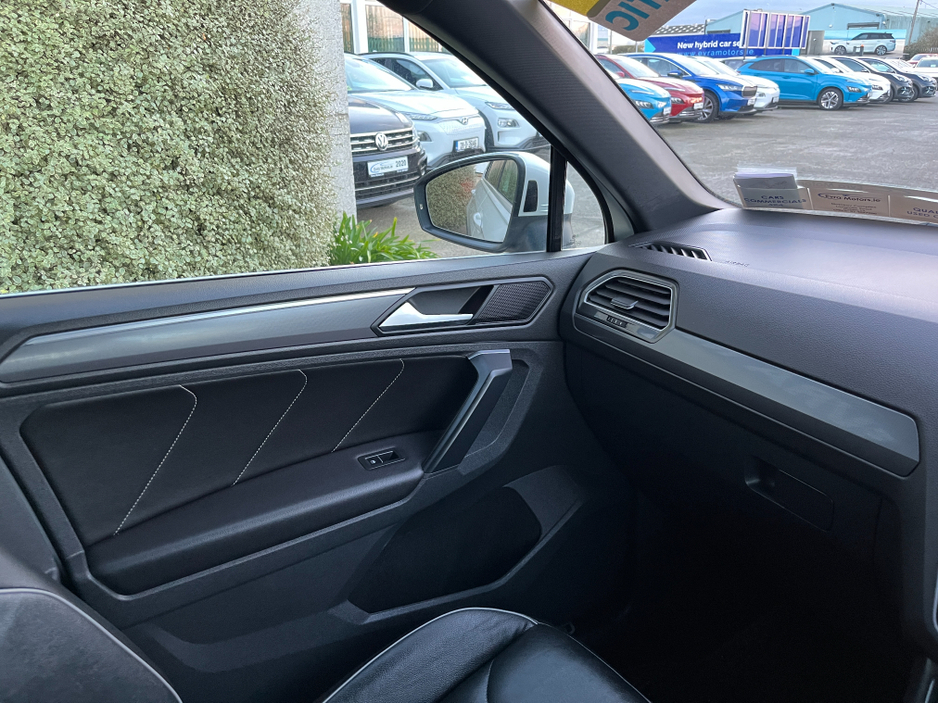 2018 Volkswagen Tiguan R-LINE 4 MOTION AUTOMATIC 2.0 DIESEL //MASSIVE SPEC//FULL LEATHER//HEAD UP DISPLAY//HEATED SEATS//360 PARKING CAMERAS// €29,950