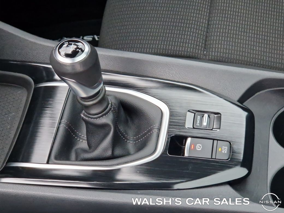 2022 Nissan Qashqai 1.3 HYB SV + Glass Roof Pack €25,950