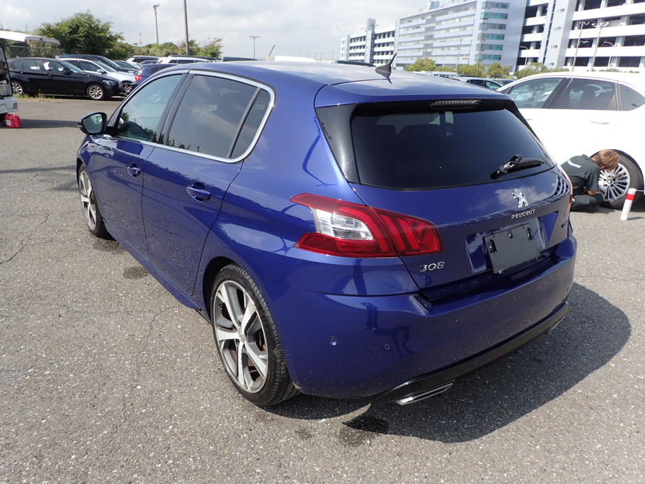2017 Peugeot 308 GT 2.0 HDI DIESEL 180 BHP AUTOMATIC // GENUINE GT TOP SPEC CAR // GT SUEDE SPORTS BUCKET SEATS // REVERSING CAMERA // GT FLAT BOTTOM SPORTS STEERING WHEEL €17,950