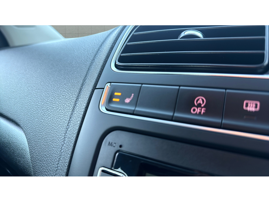 2016 Volkswagen Polo *HIGHLINE* 35,000KMS / LEATHER / HEATED SEATS / CAMERA / AUTO €13,900