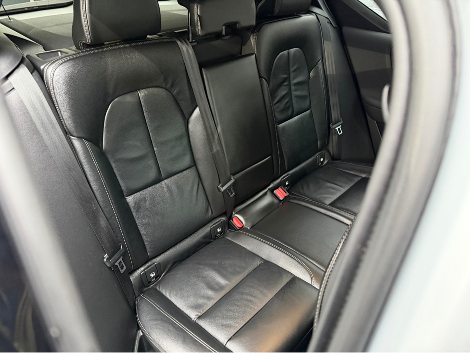 2021 Volvo XC40 R-DESIGN T5 RECHARGE//FULL LEATHER//FULL VOLVO SERVICE HISTORY//GREAT SPECIAL//SIMI AND AA DEALER €31,950