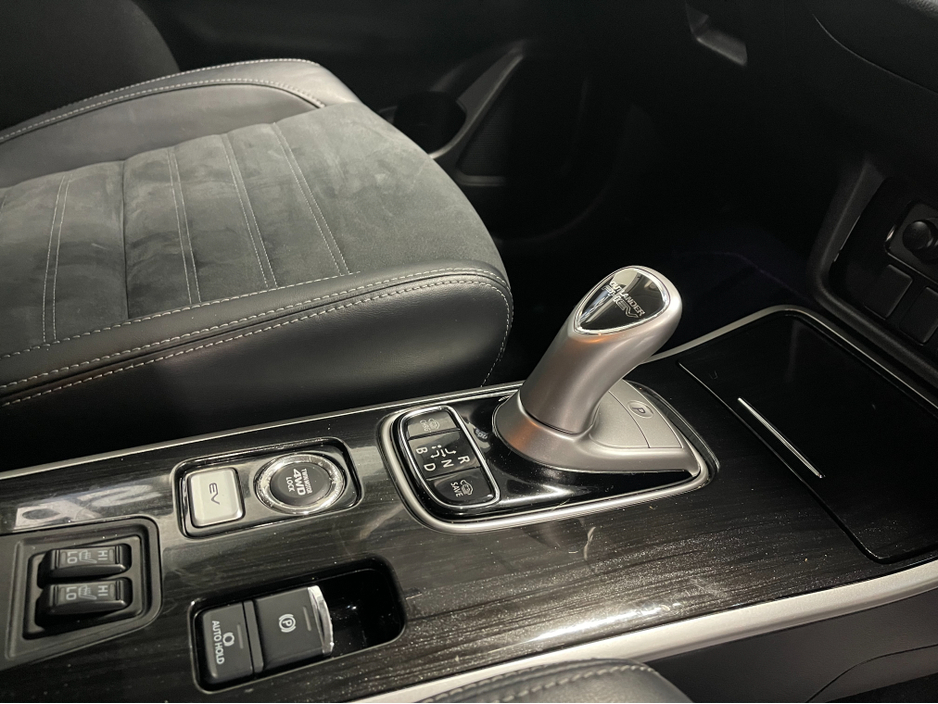 2017 Mitsubishi Outlander HYBRID 2.0 PHEV AUTOMATIC 5DR MODEL  www.bolandscarcentre.ie €17,900