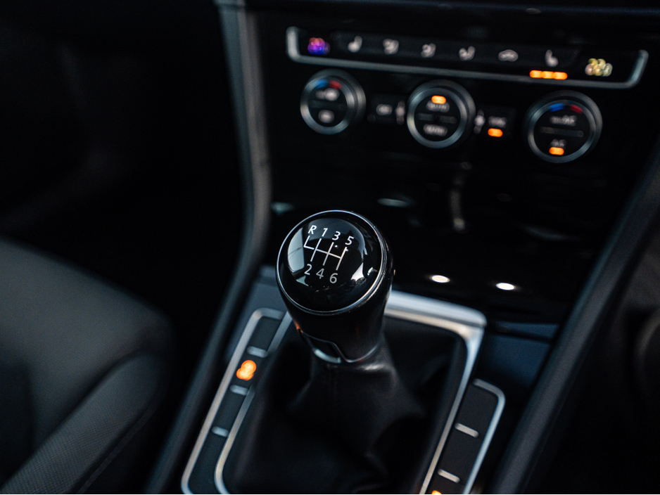 2017 Volkswagen Golf 172 Golf 1.0tsi HIGHLINE/FSH/High spec/1yr warrant €16,888