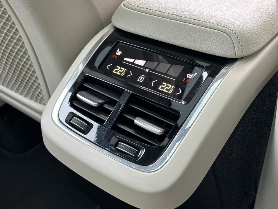 2022 Volvo XC60 B4 AWD MOMENTUM WITH EXTRAS €39,995